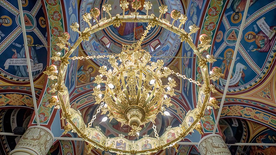 Famous Bulgarian painter Sasho Rangelov decorated the temple's interior