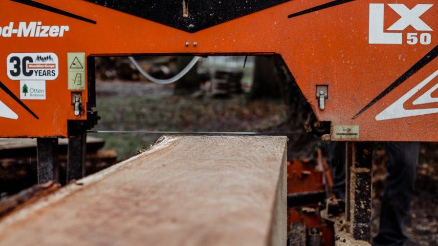 Sciage de bois de chêne avec une WoodMizer LX50 aux PaysBas Wood