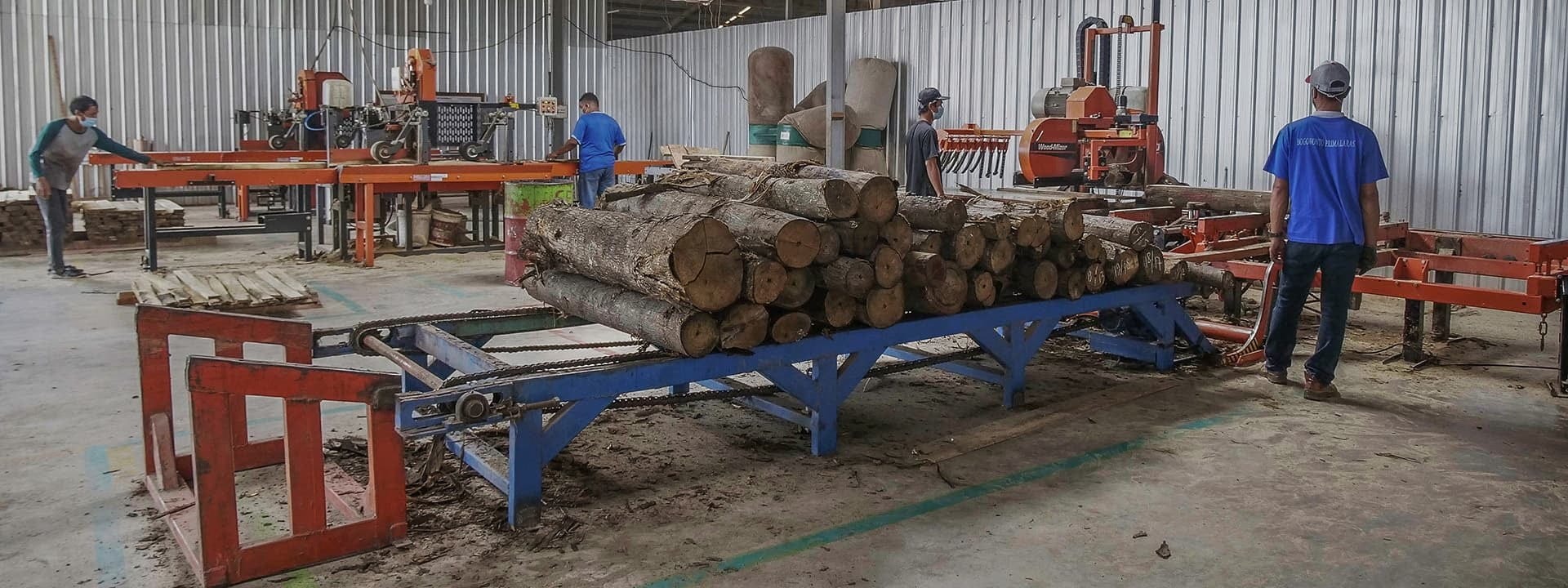 Le sciage dans une entreprise indonésienne de production de portes en bois