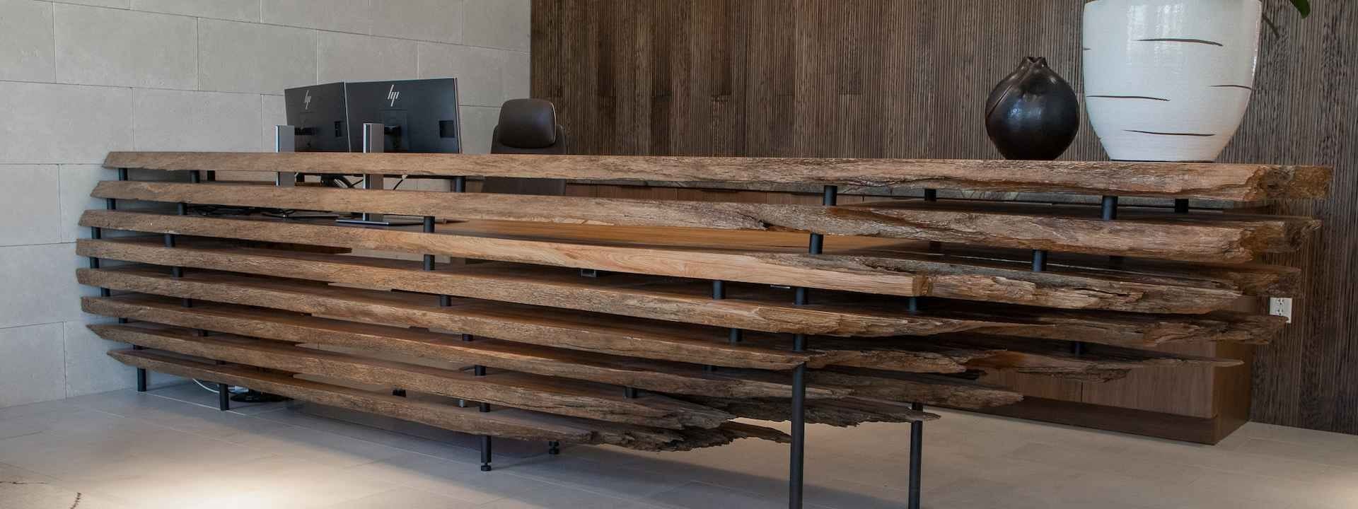 Un ébéniste crée un bureau unique en cyprès avec la scierie LT15WIDE