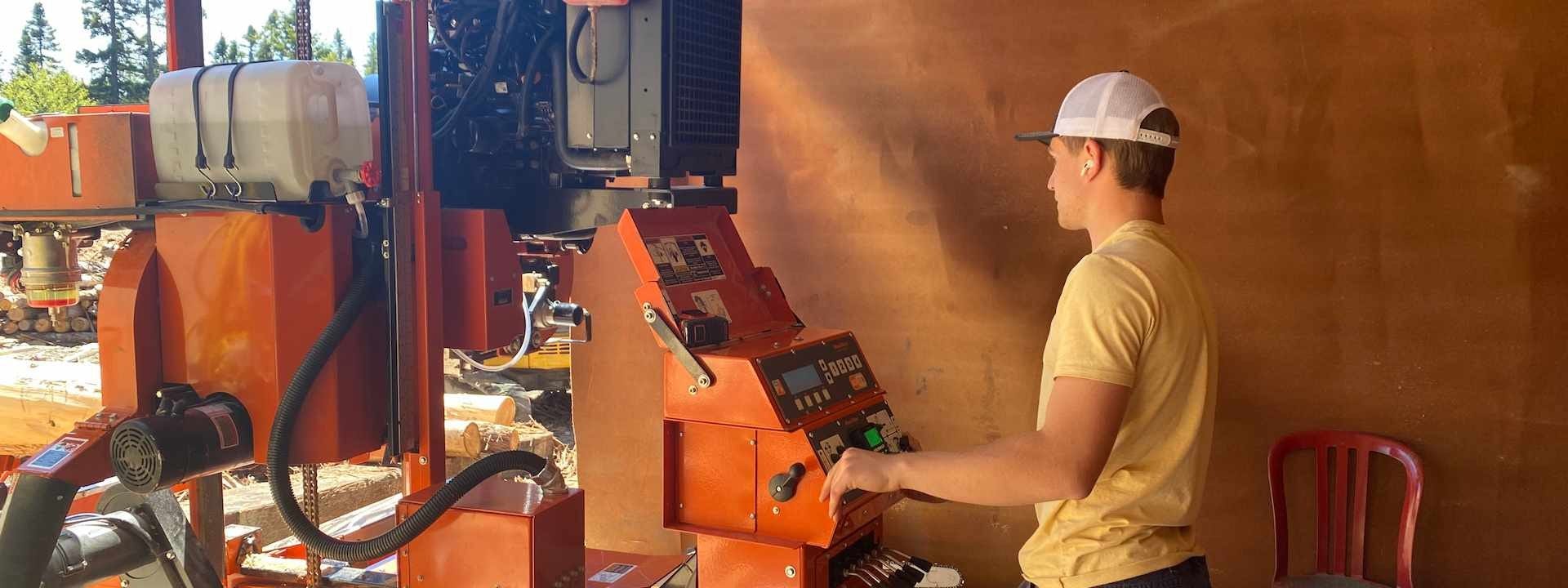 Au Canada, un adolescent lance son entreprise de sciage