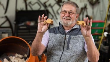 Fabrication de petites voitures en bois aux États-Unis pour l’opération « Enfant de Noël »